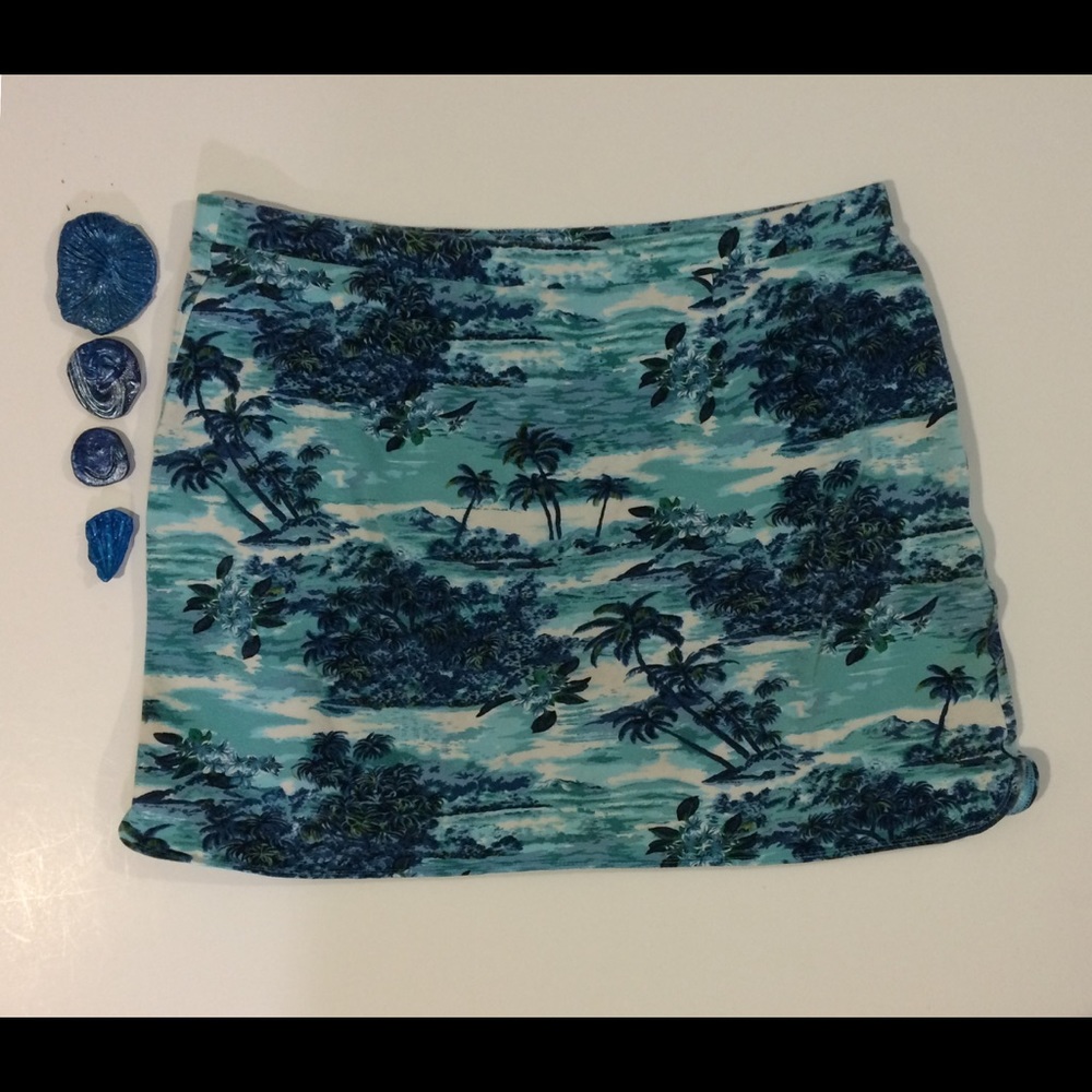 Express woman’s L turquoise print stretch skirt.